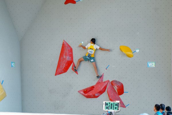 融易富 攀岩全锦赛：广东中山14岁中学生选手包揽双冠